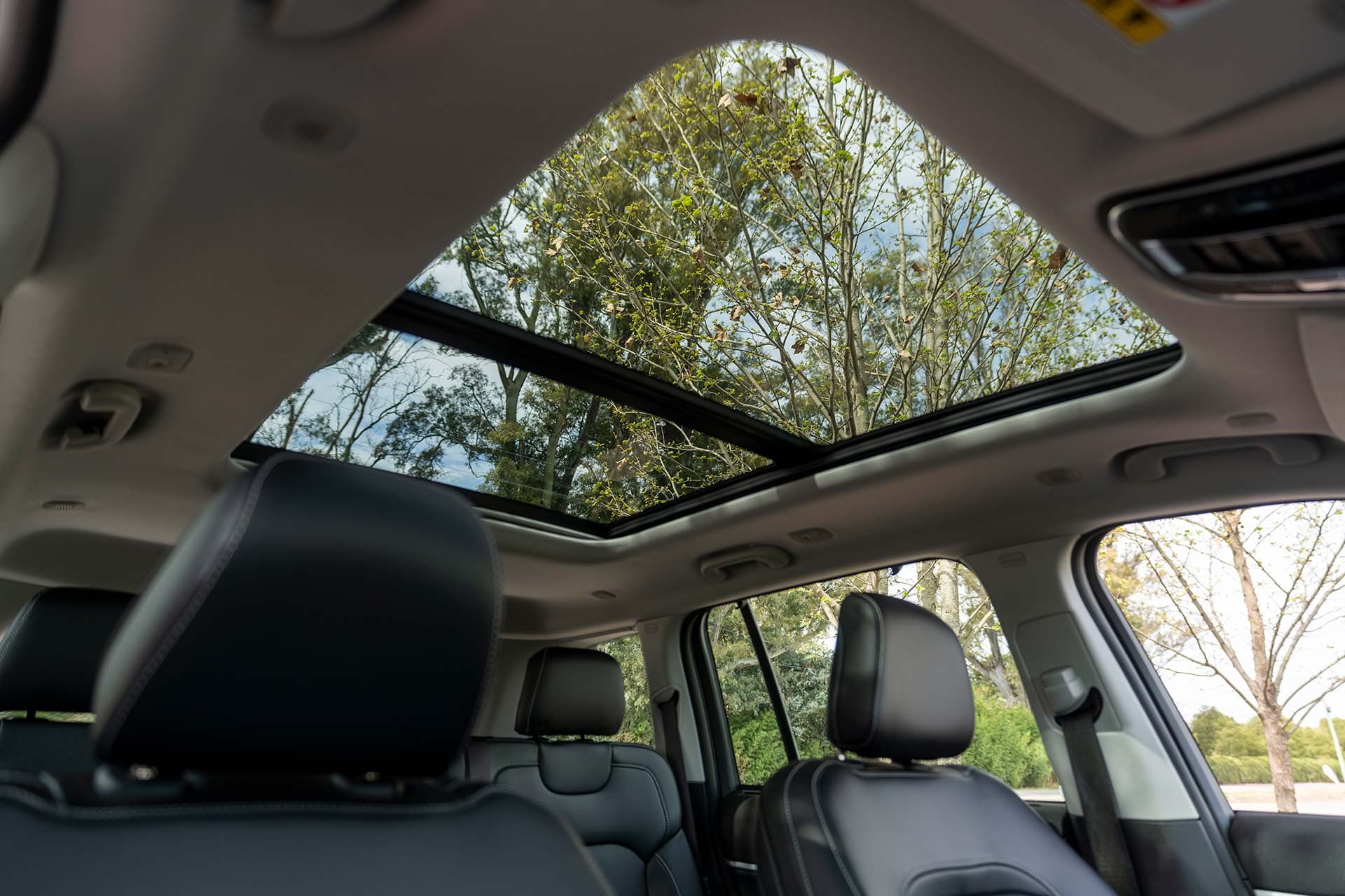 Jeep Grand Cherokee Limited interior 4